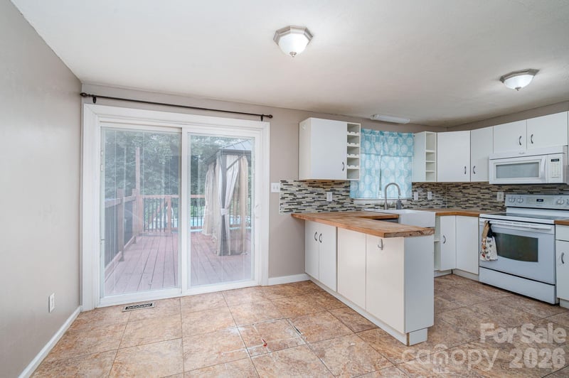 1369 Chancellor Dr, Claremont, NC 28610