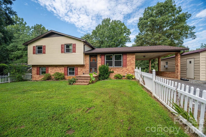 1369 Chancellor Dr, Claremont, NC 28610