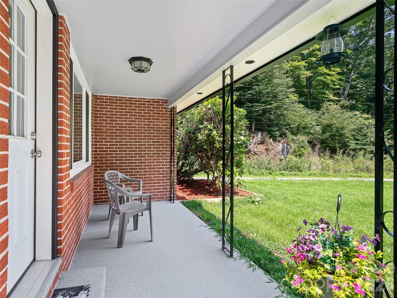 101 Sam Robertson Rd, Burnsville, NC 28714