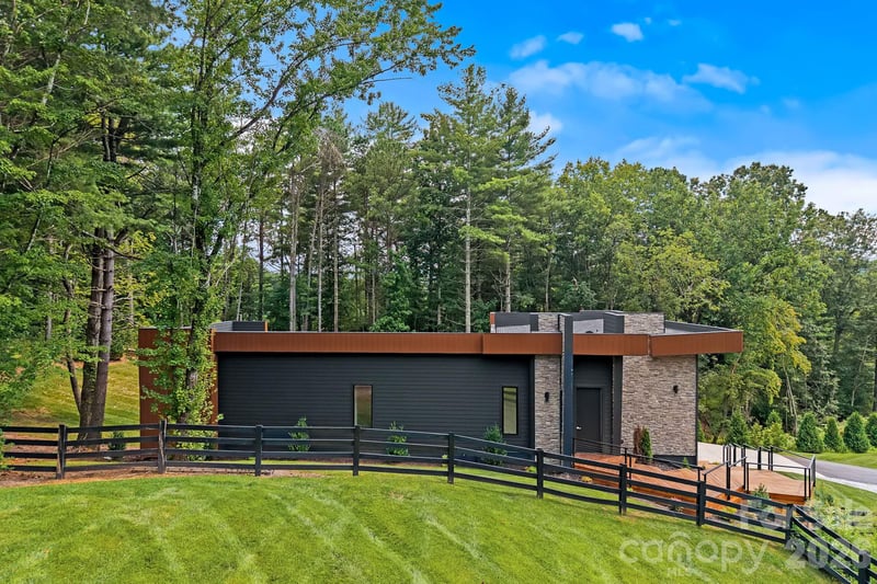 87 Verbania Rd, Mills River, NC 28759