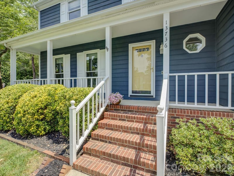 13736 Strathaven Dr, Matthews, NC 28105