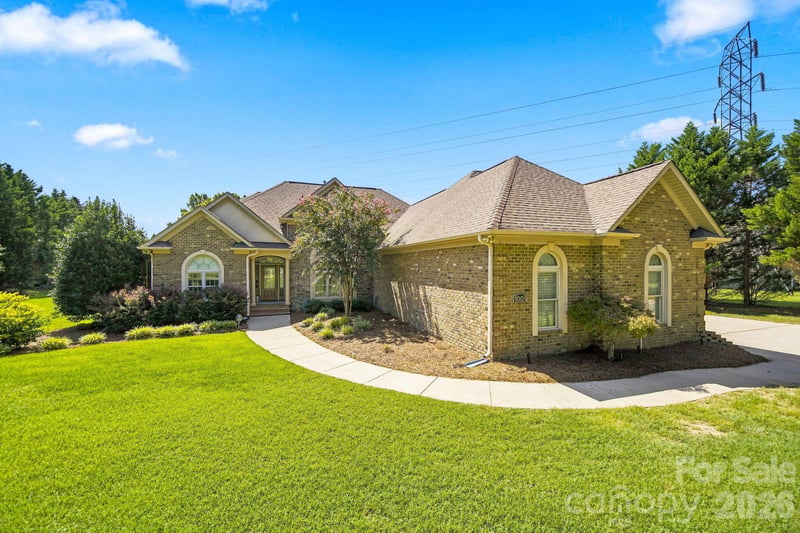 1001 Heritage Acres Dr, Matthews, NC 28104
