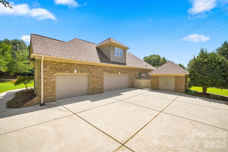 1001 Heritage Acres Dr, Matthews, NC 28104