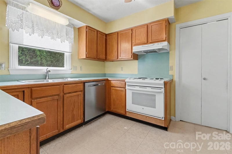 8741 Fieldgate Dr, Charlotte, NC 28277