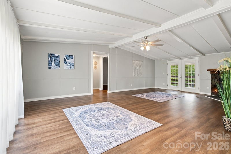 8099 River Bend Dr, Claremont, NC 28610
