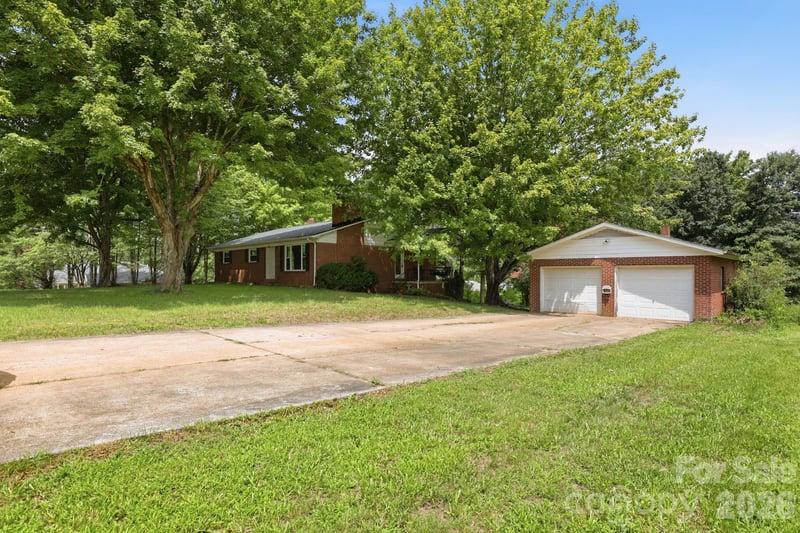 2613 26th Ave NE, Hickory, NC 28601