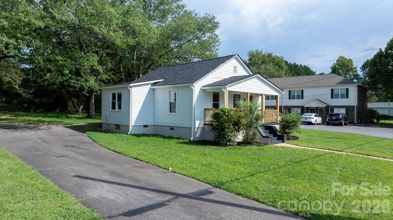 1320 14th Street Dr NE, Hickory, NC 28601