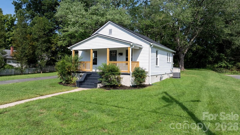 1320 14th Street Dr NE, Hickory, NC 28601