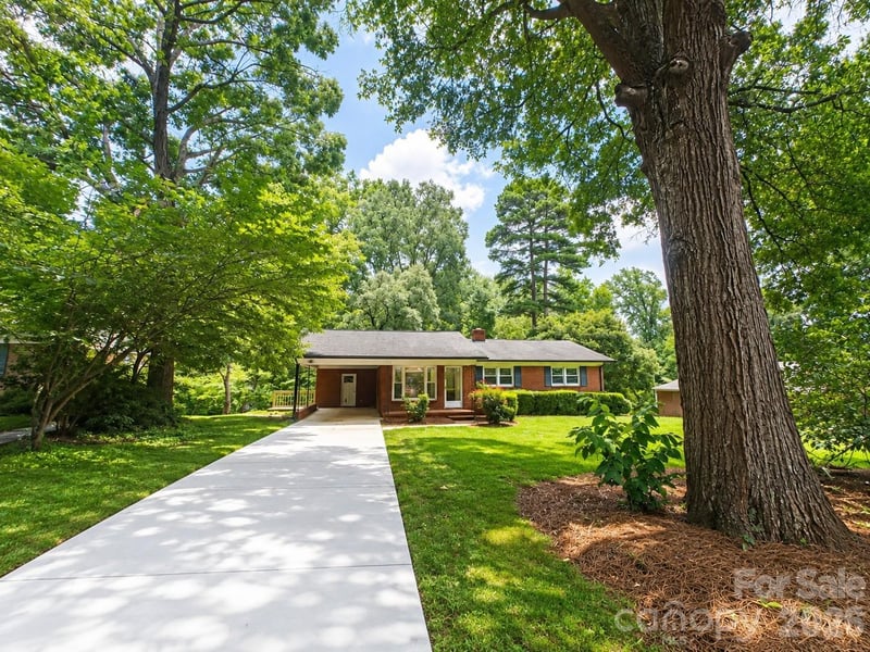 109 Holly Dr, Mount Holly, NC 28120