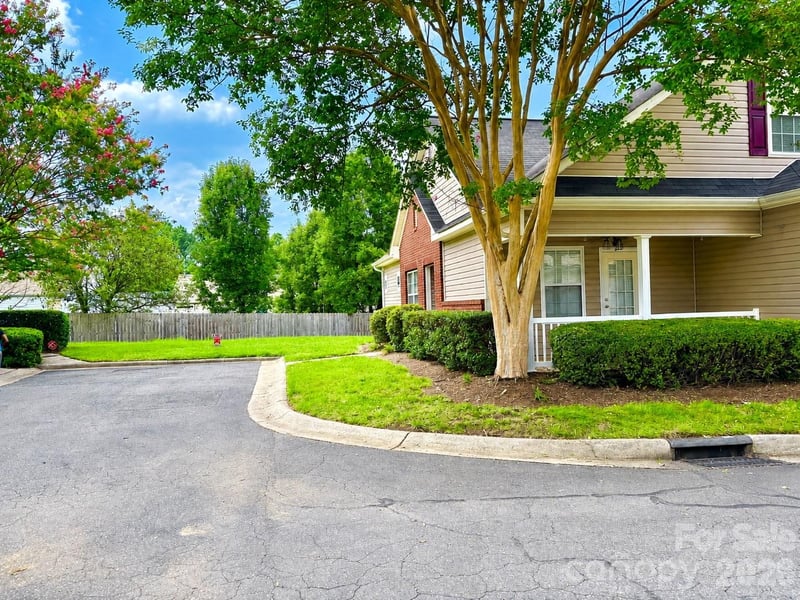 8946 Meadowmont View Dr, Charlotte, NC 28269