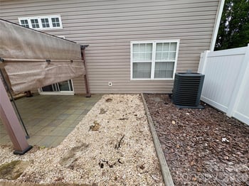 8946 Meadowmont View Dr, Charlotte, NC 28269