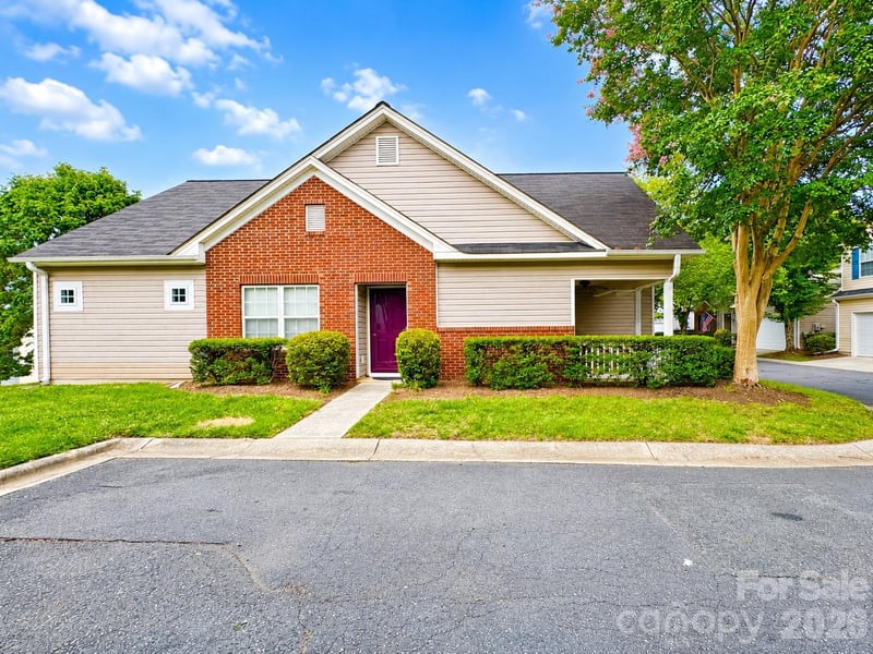 8946 Meadowmont View Dr, Charlotte, NC 28269