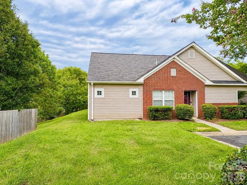 8946 Meadowmont View Dr, Charlotte, NC 28269
