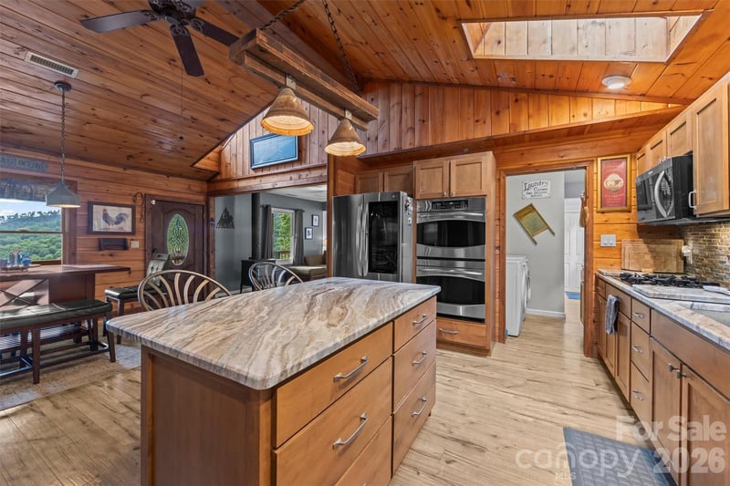 263 Pilgrims Ln, Burnsville, NC 28714