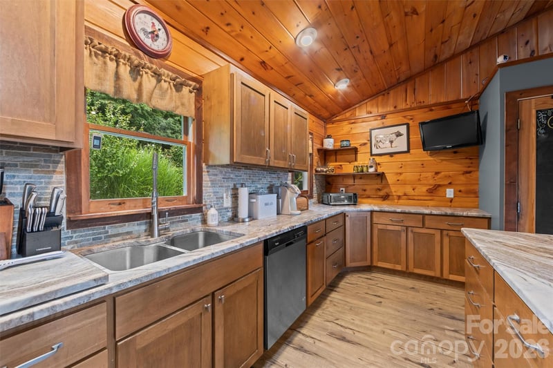 263 Pilgrims Ln, Burnsville, NC 28714