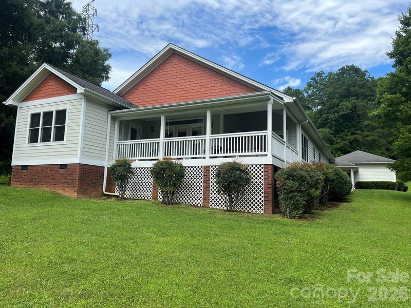 150 Holly Springs Rd, Hendersonville, NC 28729