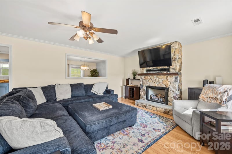 12 Sydney Ln, Asheville, NC 28806