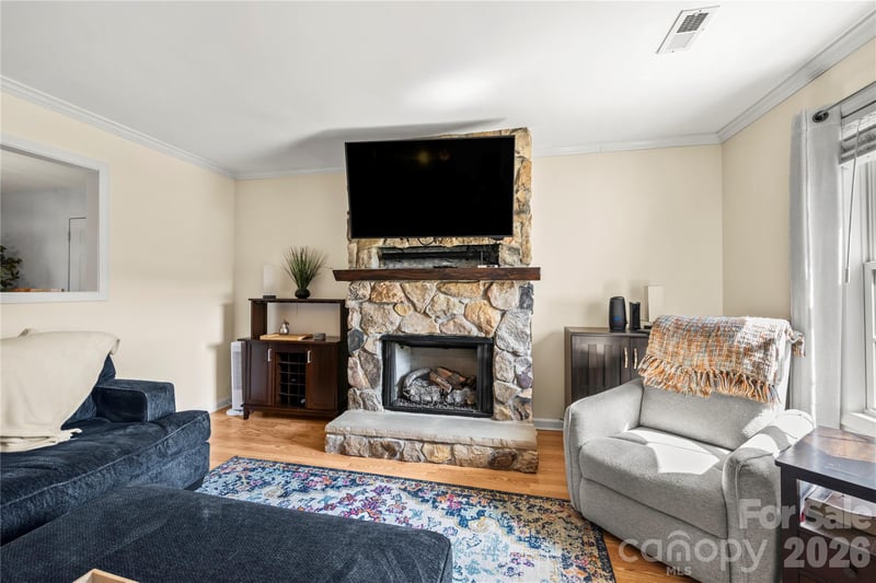 12 Sydney Ln, Asheville, NC 28806