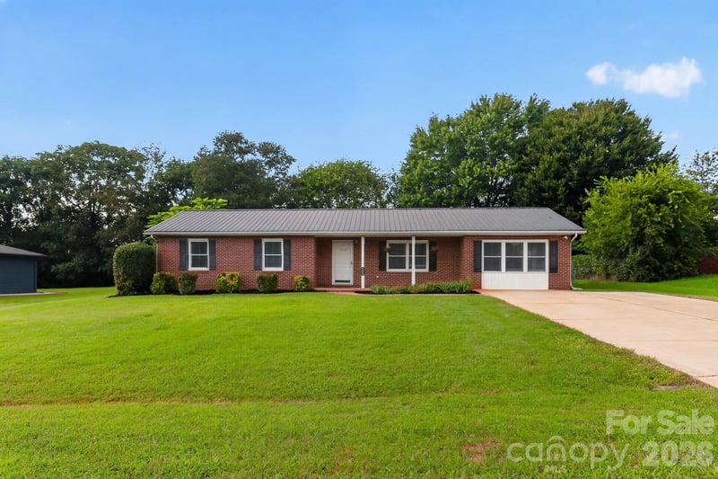 2504 Ashford Dr, Newton, NC 28658