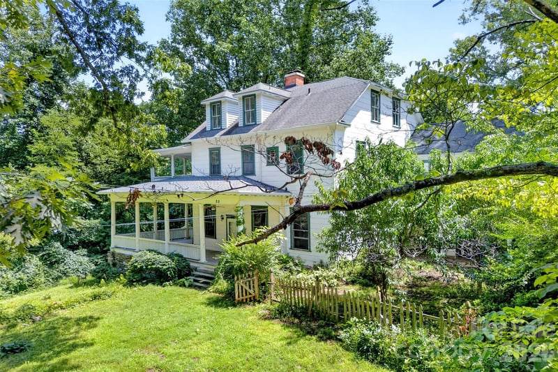 22 Woodbend Ln, Black Mountain, NC 28711