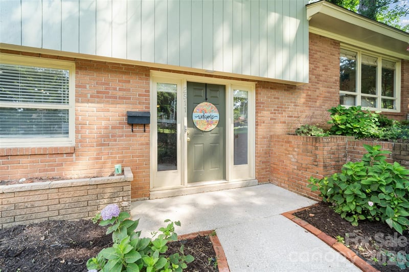 2911 Arundel Dr, Charlotte, NC 28209
