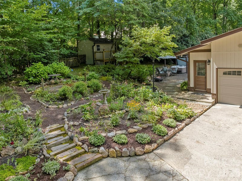 10 Brook Forest Dr, Arden, NC 28704