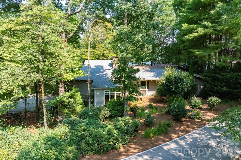 73 Lake Point Dr, Lake Toxaway, NC 28747