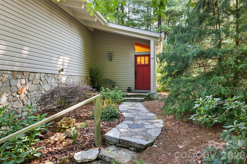 73 Lake Point Dr, Lake Toxaway, NC 28747