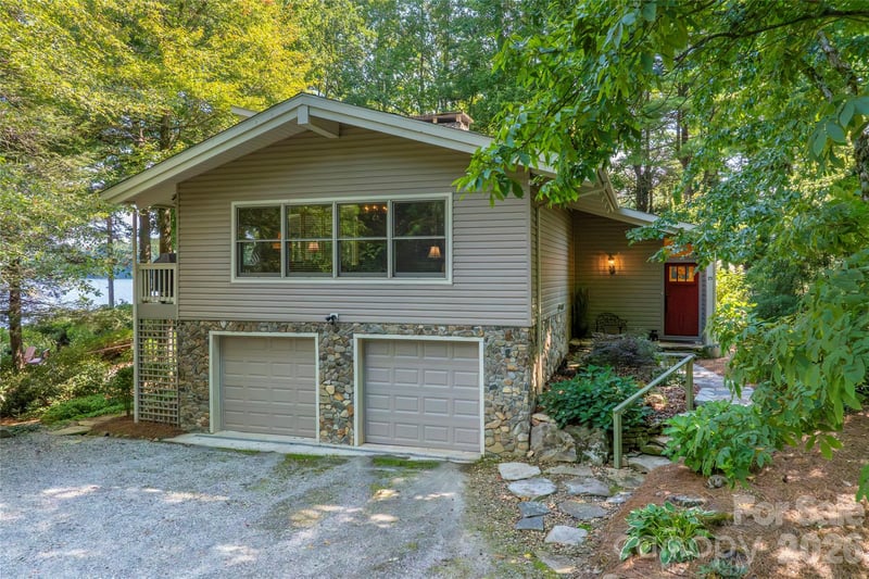 73 Lake Point Dr, Lake Toxaway, NC 28747