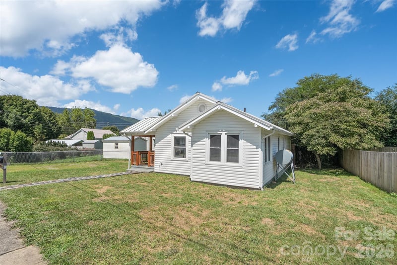 417 Riverbend St, Waynesville, NC 28786