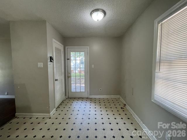 909 Carrington Dr, Charlotte, NC 28214