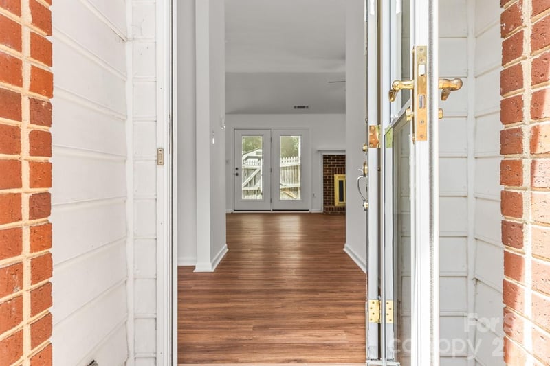 739 Oakbluff Cir, Charlotte, NC 28216
