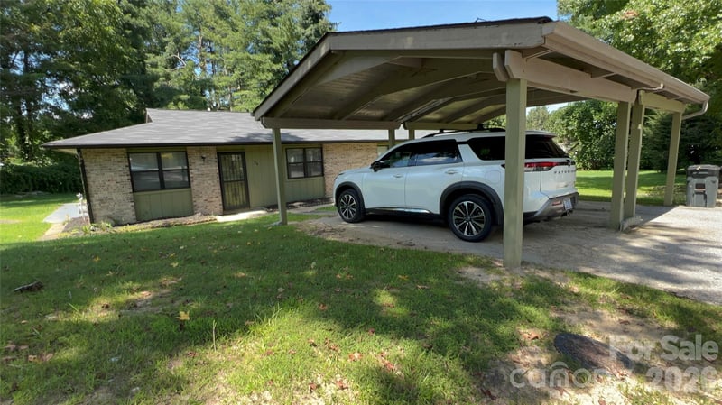 714 Farmington Cir, Hendersonville, NC 28739