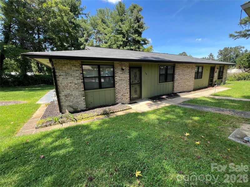 714 Farmington Cir, Hendersonville, NC 28739
