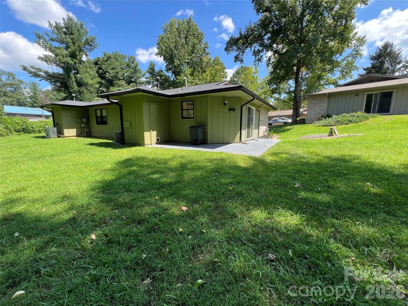 714 Farmington Cir, Hendersonville, NC 28739