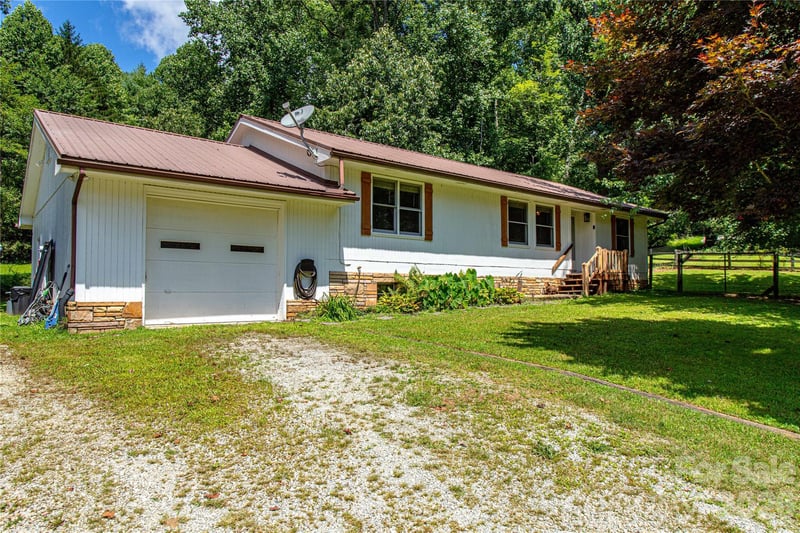 570 Flat Creek Valley Rd, Lake Toxaway, NC 28747