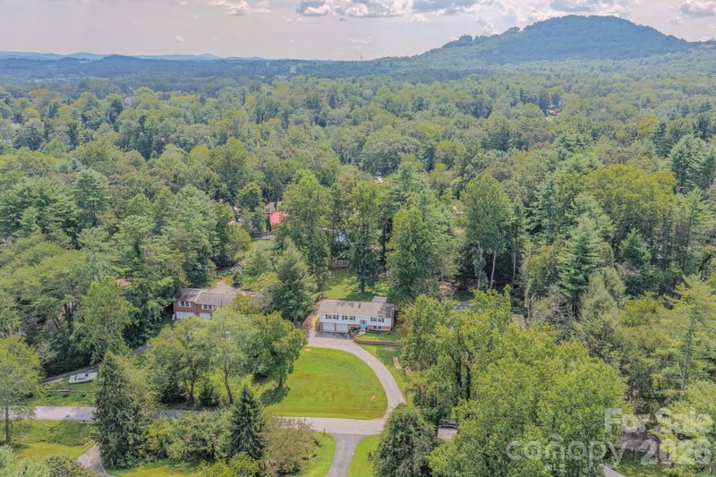 38 Ferenvilla Dr, Hendersonville, NC 28791