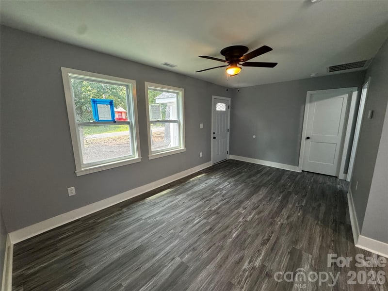 510 E Peachtree St, Dallas, NC 28034
