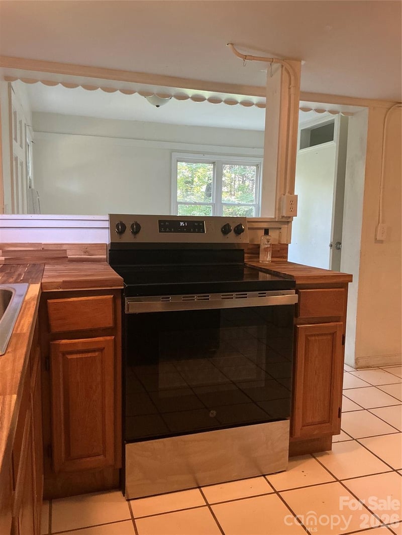 827 Forest St, Hendersonville, NC 28739