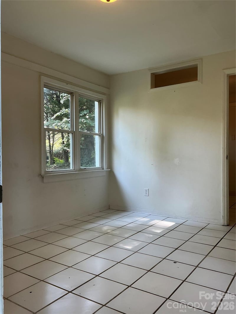 827 Forest St, Hendersonville, NC 28739