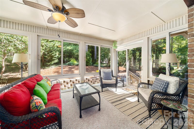 10 Surrey Rn, Hendersonville, NC 28791