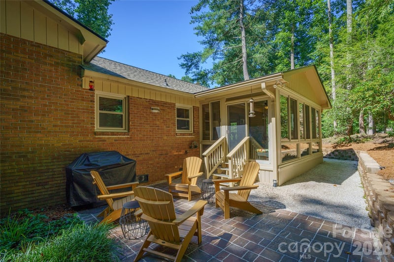10 Surrey Rn, Hendersonville, NC 28791