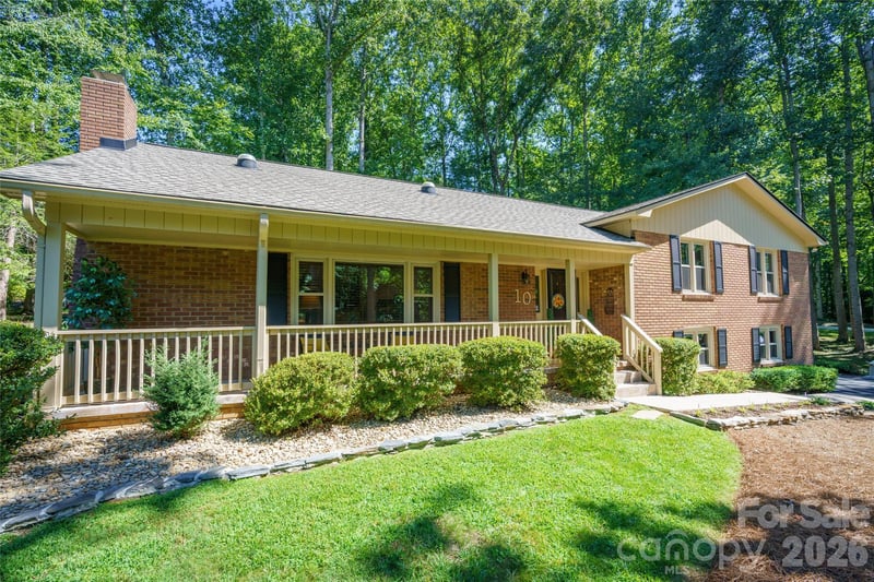10 Surrey Rn, Hendersonville, NC 28791