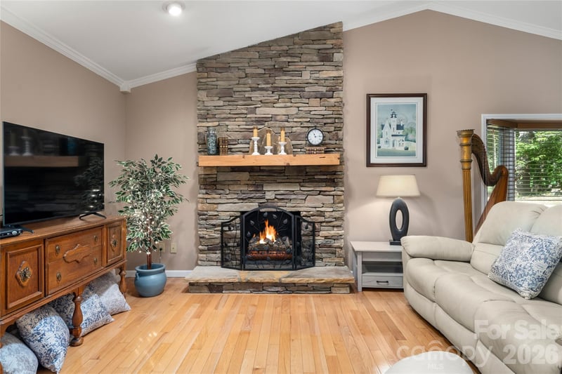 10 Surrey Rn, Hendersonville, NC 28791