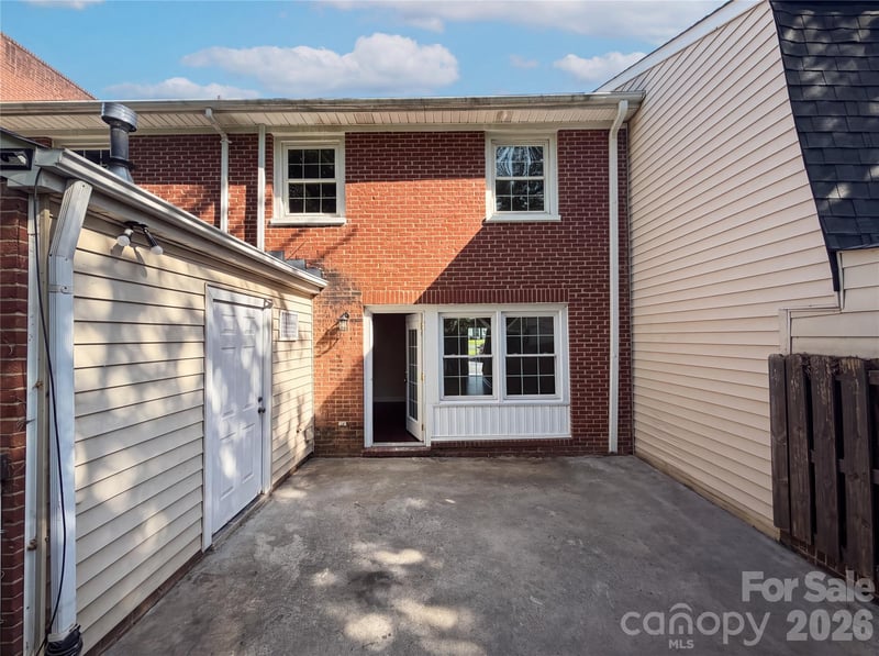 8042 Regent Park Ln, Charlotte, NC 28210