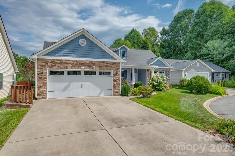 131 Creekwalk Ln, Hendersonville, NC 28792