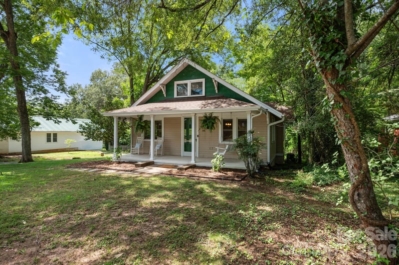441 8th Avenue Dr NW, Hickory, NC 28601