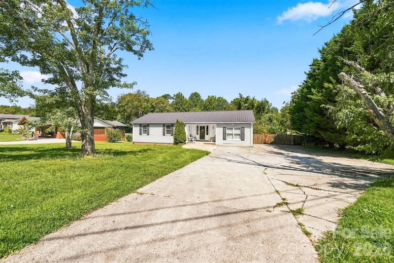 425 Heritage Farm Rd, Hickory, NC 28602