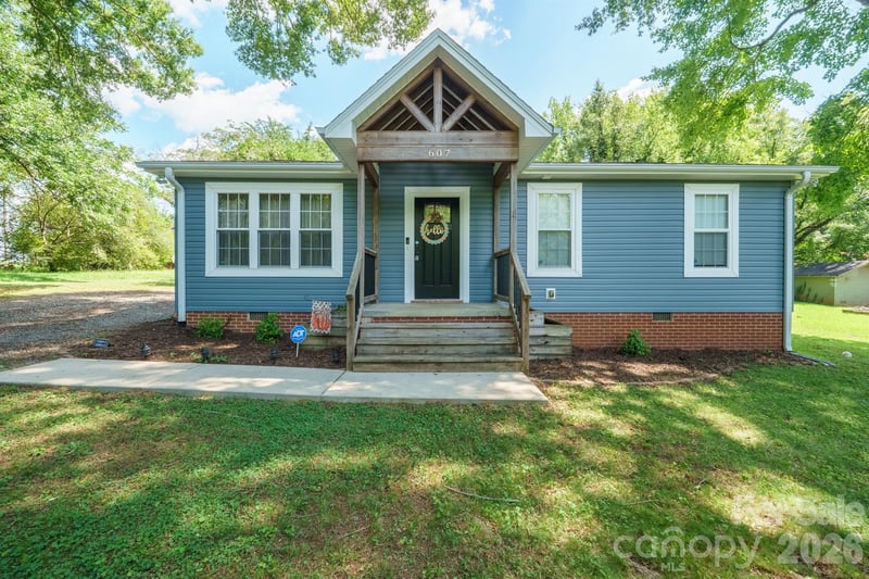 607 E 17th St, Newton, NC 28658