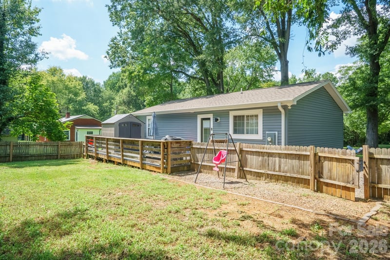 607 E 17th St, Newton, NC 28658